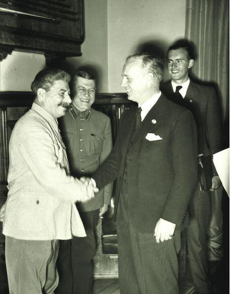 Doppelspieler: Josef Stalin und der deutschen Auenminister Joachim von Ribbentrop nach der Unterzeichnung des deutsch-sowjetischen Nichtangriffspaktes.