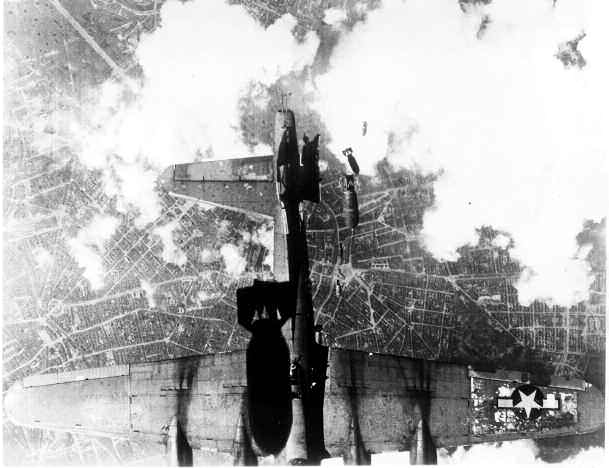 Unter Eigenbeschuss (friendly fire) geraten: Eine US-amerikanische Boeing B-17 Flying Fortress am 19. Mai 1944 ber Berlin