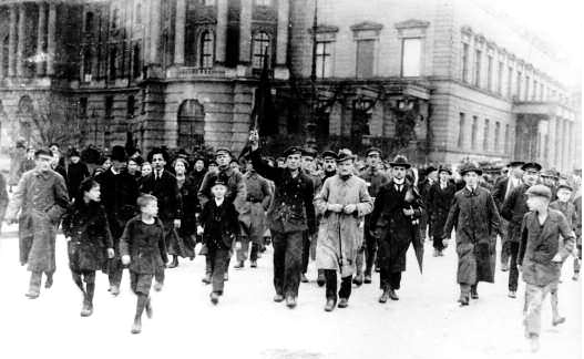 Am 9. November 1918 auf dem damaligen Kaiser-Franz-Joseph- und heutigen Bebelplatz in Berlin: Revolutionre Matrosen und Zivilisten demonstrieren, angefhrt von einem Kieler Matrose mit roter Fahne.