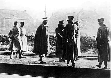 Auf dem Weg ins niederlndische Exil: Wilhelm II. (M.) an der Grenzstation Eysden