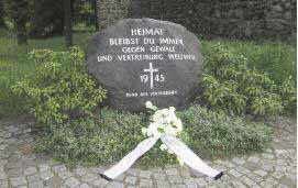 Nach zwei Schändungen wurde der Gedenkstein zu Pfingsten aufwendig wieder hergestellt.