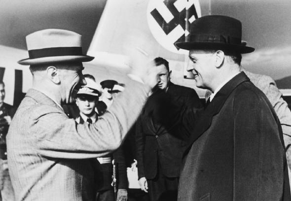 Reichsaußenminister Joachim von Ribbentrop (rechts) vor der Unterzeichnung des Hitler-Stalin-Paktes im Jahr 1939