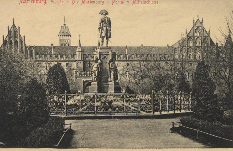 Marienburg (Westpreuen) - Die Marienburg - Portal v. Mittelschlo - Im Vordergrund das Denkmal Friedrichs des Groen auf dem Vorburg-Gelnde (heute Parkplatz)