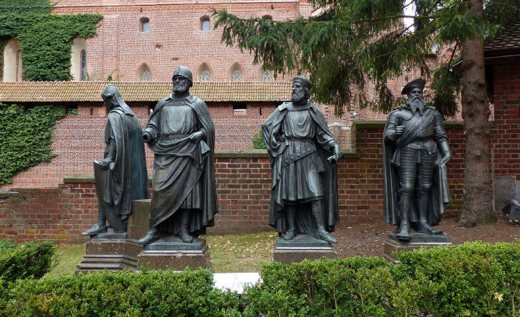 Statuen der bedeutendsten Hochmeister des Orden im Innenhof der Marienburg (Salza, Feuchtwangen, Kniprode, Albrecht) - zur Veegrerung anklicken!