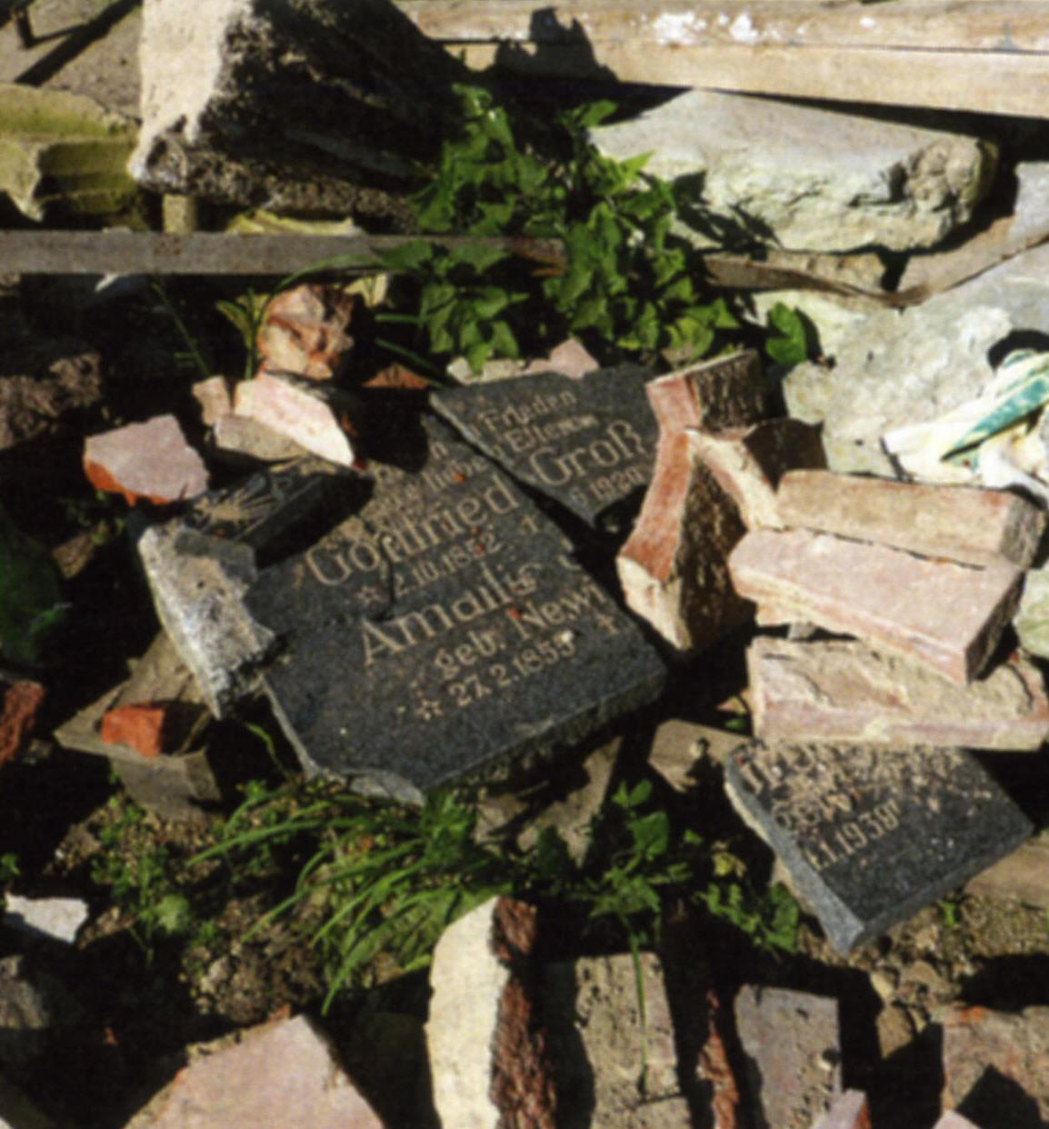 In der Kirche lagernde Grabsteine wurden achtlos ausgeräumt. Foto: Janne Neunen