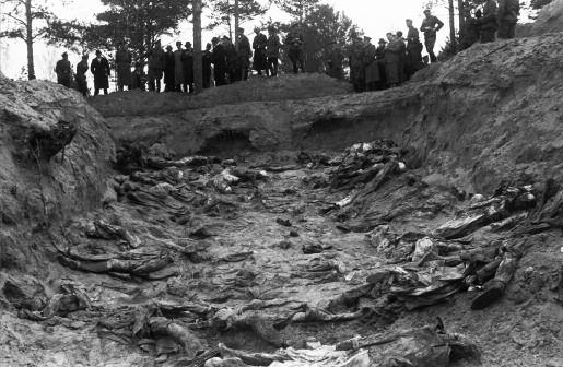 Wald von Katyn im April 1943: Untersuchungskommission an einem geöffneten Massengrab.