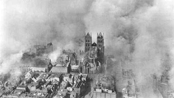 Nach der Bombardierung in der Nacht vom 28. auf den 29. März 1942: Das Viertel um die Lübecker Marienkirche