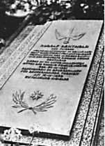 Von Kommunisten zerstört: Grabplatte auf dem Invalidenfriedhof.