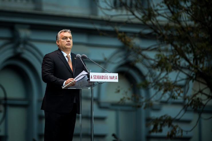 Viktor Orbán und die jubelnde Menge am 23. Oktober 2018 in Budapest. Bild: Ungarische Regierung.