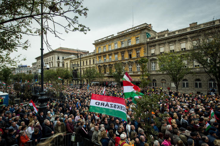Tausende Leute haben sich in der Nähe des Hauses des Terrors, dem berühmten ungarischen Museum über den faschistischen und kommunistischen Terror versammelt, gegenüber welchem der ungarische Ministerpräsident Viktor Orbán am 23. Oktober 2018 seine Rede hielt. Bild: Ungarische Regierung.