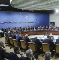 Die Teilnehmer des Auenminister-Treffens der NATO-Lnder sitzen im NATO-Hauptquartier in Brssel zusammen. (picture alliance / dpa / EPA)