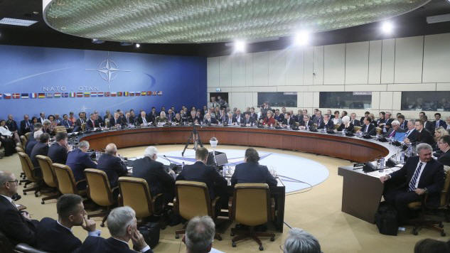 Die Teilnehmer des Außenminister-Treffens der NATO-Länder sitzen im NATO-Hauptquartier in Brüssel zusammen. (picture alliance / dpa / EPA)