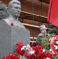 Eine Frau trauert zum Todestag Josef Stalins am 5. Mrz 2016 an seinem Grab an der Kremlmauer. (dpa / picture alliance / EPA / Sergei Ilnitsky)