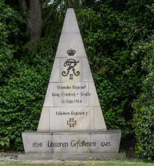 Ein Gedenkstein der Rastenburger vor der Schill-Kaserne.