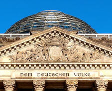 Der Eingang zum Reichstagsgebude in Berlin (heute Sitz des Bundestages) - Bild zum Vergrern anklicken!